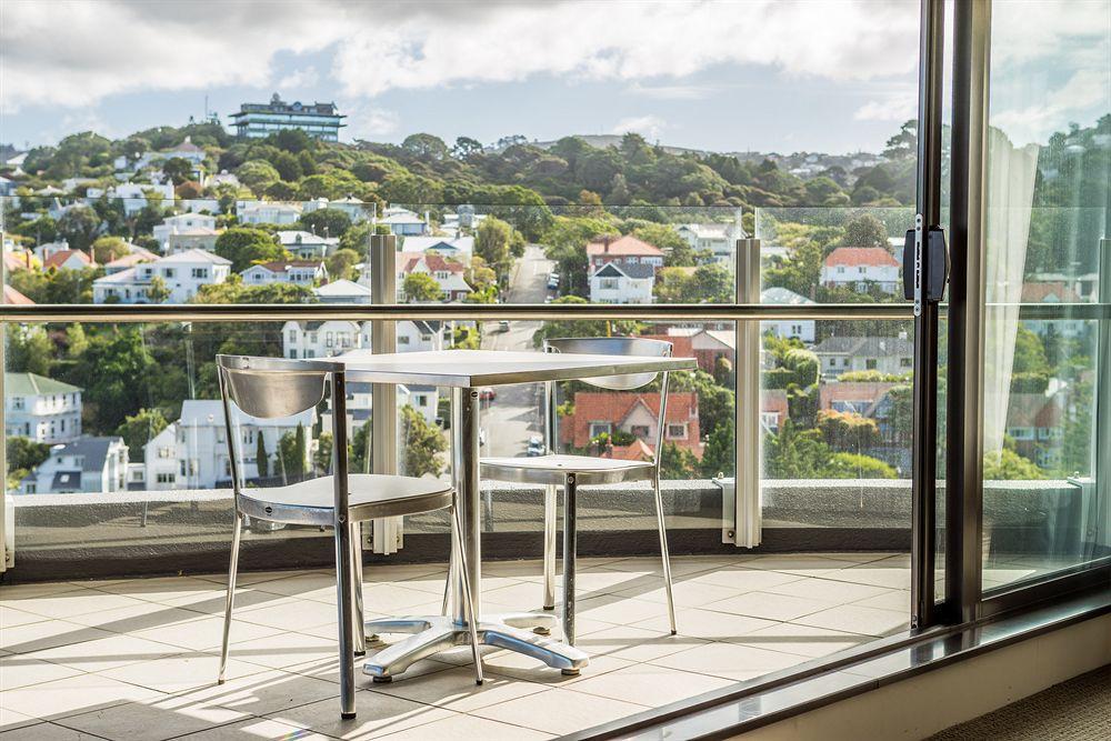 Bolton Hotel Wellington Exterior foto A balcony