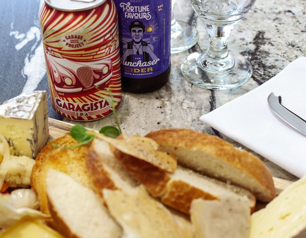 Bolton Hotel Wellington Exterior foto A cheese board with a can of Carachia