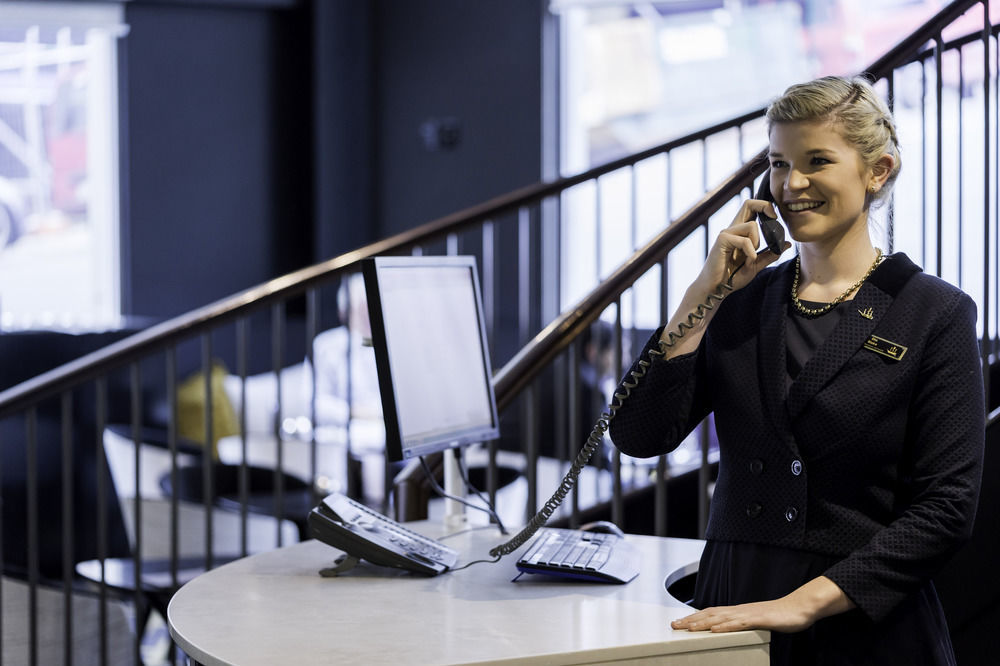 Bolton Hotel Wellington Exterior foto A receptionist at work